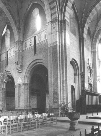 Viering, noorder transept, koor vanuit het zuidwesten
