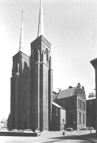 Westfacade, ingangsportaal (zuid-westelijk) en kapel van Christiaan I,vanuit het zuidwesten