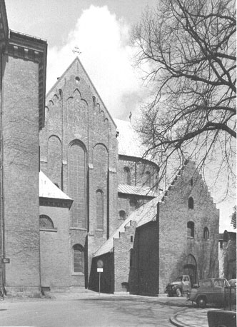 Zuider transept, kapittelzaal en sacristie (rechts), kapel van Frederik V (links) vanuit het zuiden