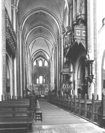 Middenschip, rechts: orgel en preekstoel, links: (gesneden) tribune, vanuit het westen