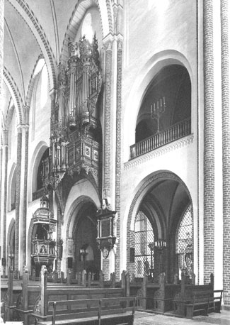 Middenschip, orgel en preekstoel, vanuit het noordwesten