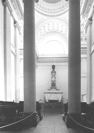 Kapel van Frederik V, tegen de muur: grafmonument van Frederik V, waarboven een zuil met reliëf van de koning