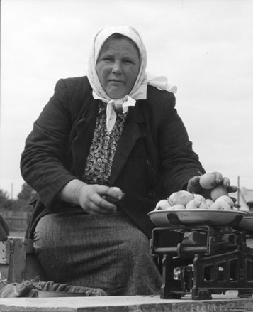 Vrouw weegt fruit op weegschaal