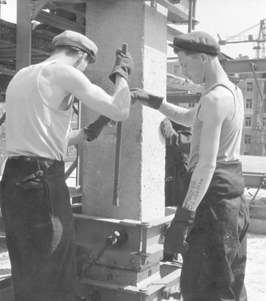 Twee bouwvakkers aan het werk