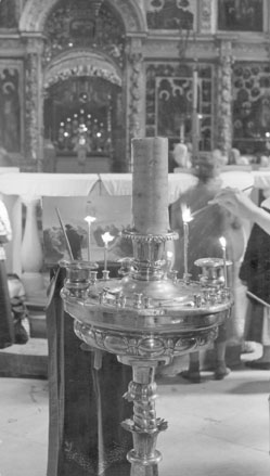 Interieur, op de achtergrond: iconostase, op de voorgrond: kandelaar