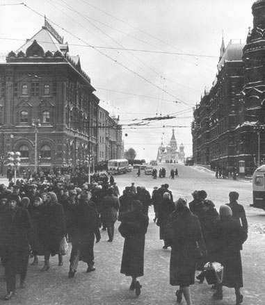 Menigte op straat, op de achtergrond de St. Basiliuskathedraal (winter ?)
