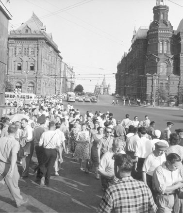 Menigte op straat, op de achtergrond de St. Basileus-kathedraal (zomer ?)