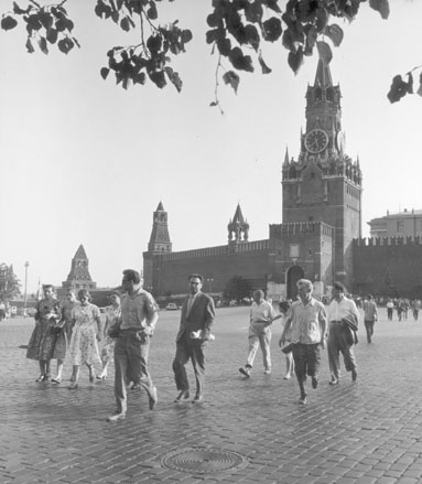 Rode plein met Spassky-poort (rechts), op de voorgrond mensen