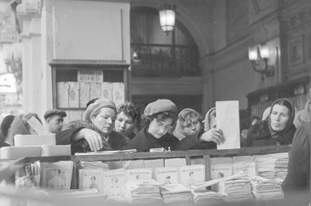 Vrouwen in warenhuis, verkoop van (naai-) patronen