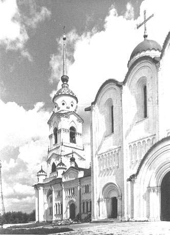 Westfacade; links klokkentoren en St. Joriskapel