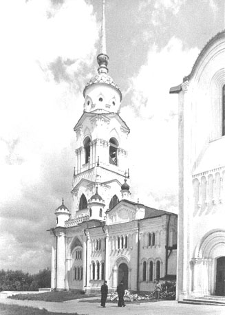 Westfacade; links klokkentoren en St. Joriskapel; twee monniken