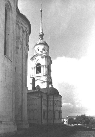Klokkentoren en St. Joriskathedraal vanuit het zuidoosten; links: Maria-Hemelvaartkathedraal