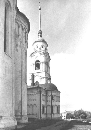 Klokkentoren en St. Joriskathedraal vanuit het zuidoosten; links: Maria-Hemelvaartkathedraal