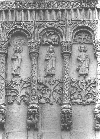 Sculptuur (reliëf) op noordzijde van kathedraal