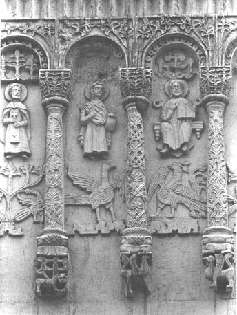 Sculptuur (reliëf) op westzijde van kathedraal