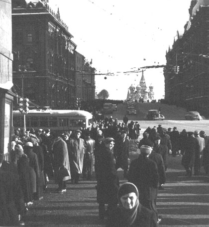 Menigte op straat, op de achtergrond de St. Basileus-kathedraal (winter ?)