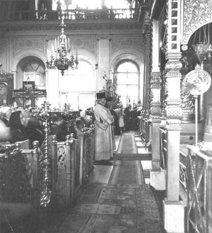 Interieur: orthodoxe kerkdienst