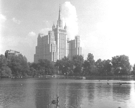 Appartementengebouw aan de rivier de Moskva