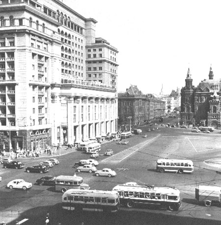 Hotel Moskwa aan het plein met verkeer