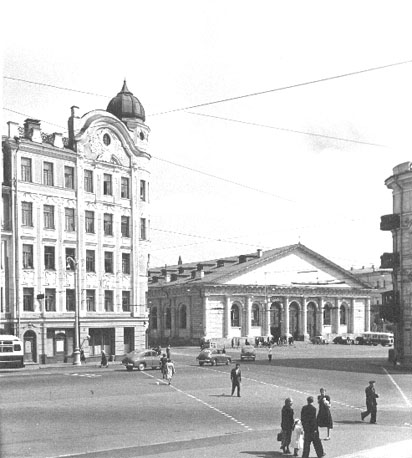 Manege aan het plein (rechts)