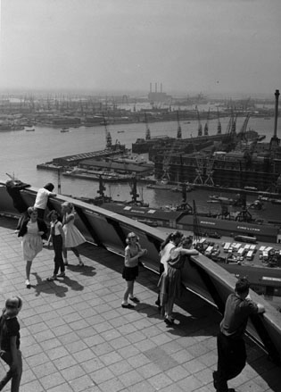 Zicht op haven vanaf Euromast