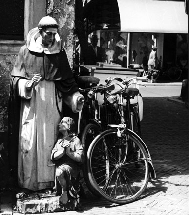 Straattafereel: een religieus beeld, en twee fietsen