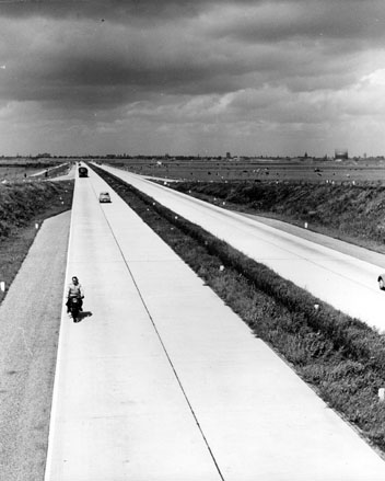 Betonnen snelweg; aan weerszijden weiland