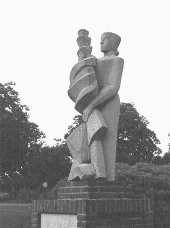 Oorlogsmonument: vrouwenfiguur met opgerolde vlag