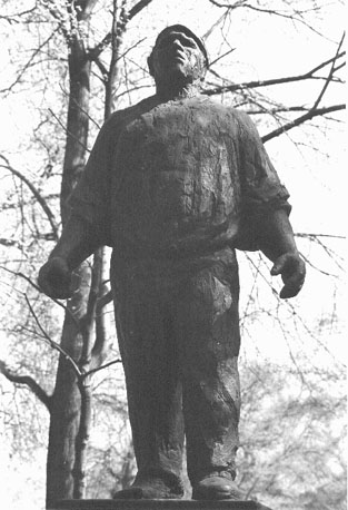 Standbeeld: "De dokwerker"; oorlogsmonument ter herdenking van de Februaristaking in 1941