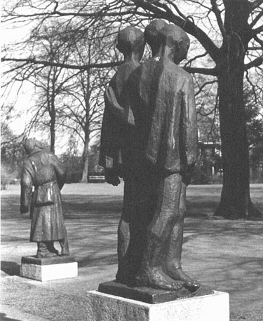 Oorlogsmonument, detail: mensen van het concentratiekamp (achterkant)