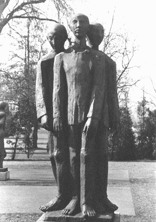 Oorlogsmonument, detail: mensen van het concentratiekamp