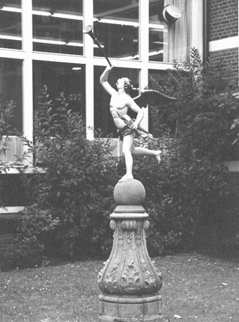 Tuinsculptuur: rennend gevleugeld figuur, de loftrompet stekend, palmtakken in zijn rechterhand (personificatie van 'roem')