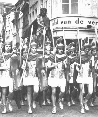 Katholiek leven in de 20e eeuw, Processie (het beeld van Christus wordt rondgedragen)