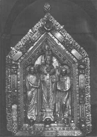 Reliekschrijn van sint Servatius ("Noodkist"), korte kant: sint Servatius tussen twee engelen