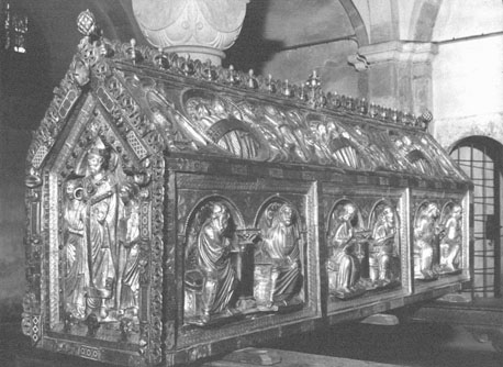 Reliekschrijn van sint Servatius ("Noodkist"); aan lange kant: apostelparen, aan korte kant: sint Servatius tussen twee engelen