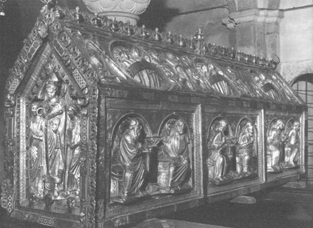Reliekschrijn van sint Servatius ("Noodkist"); aan lange kant: apostelparen, aan korte kant: sint Servatius tussen twee engelen