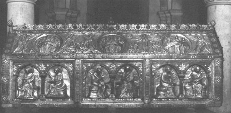 Reliekschrijn van sint Servatius ("Noodkist"); lange kant: apostelparen; dakvlak: scènes uit Laatste Oordeel