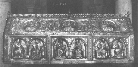 Reliekschrijn van sint Servatius ("Noodkist"); lange kant: apostelparen; dakvlak: scènes uit Laatste Oordeel