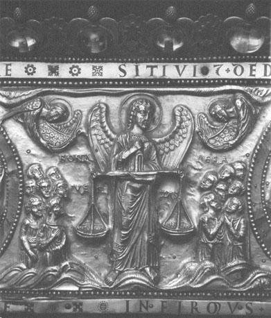 Reliekschrijn van sint Servatius ("Noodkist"), dakvlak: Laatste Oordeel: een engel weegt de goede werken van de mensen