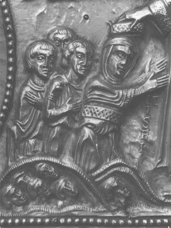 Reliekschrijn van sint Servatius ("Noodkist"), dakvlak: Laatste Oordeel, een engel kroont mensen aan weerszijden (detail)