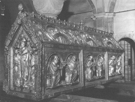 Reliekschrijn van sint Servatius ("Noodkist"); links: sint Servatius tussen twee engelen