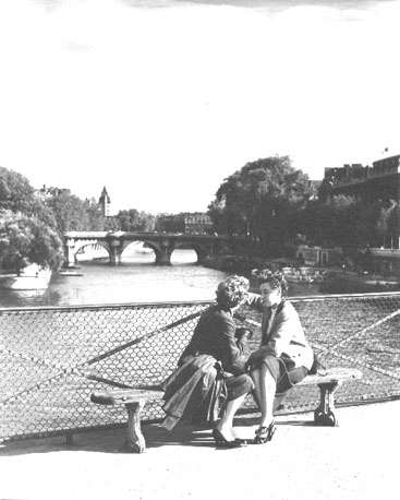 Zicht op de Seine, twee zittende vrouwen op de voorgrond
