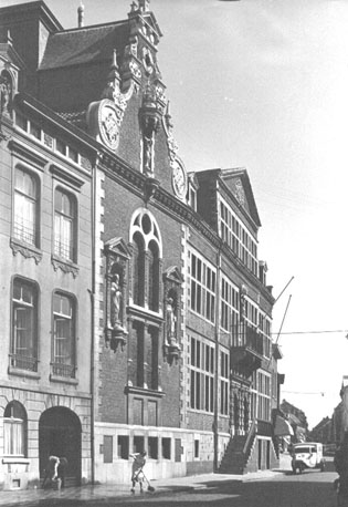 Huizencomplex "Huis met de Stenen Trappen" genaamd, inculsief de gevel van een kapel in het midden