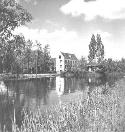 Boerderij aan rivier de Angstel, in Vechtstreek