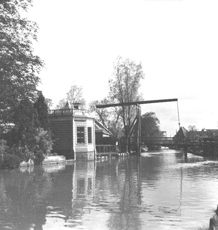 De Kwakelbrug; links: theehuisje (?)