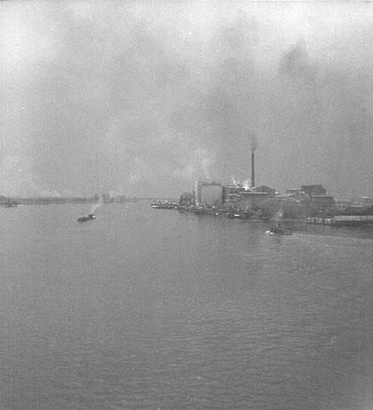 Industrie aan de rivier de Merwede