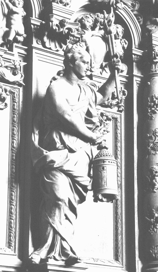 Staand vrouwenfiguur, met een lantaarn (?) in haar rechterhand, in linkerhand een toorts (?); op de achtergrond: rijk gedecoreerde muur met putti