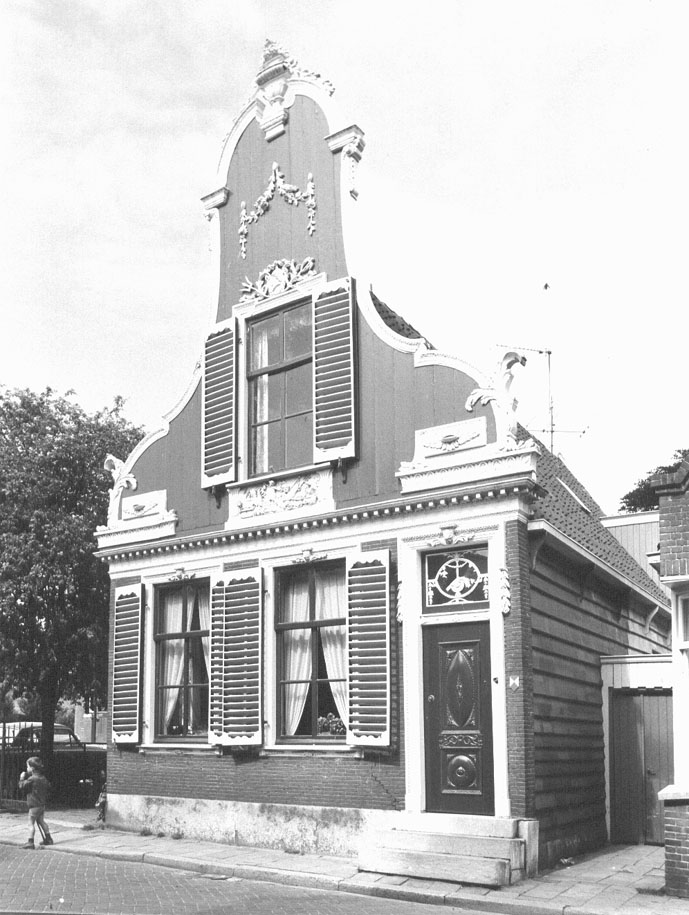 facade van een woonhuis met een klokgevel