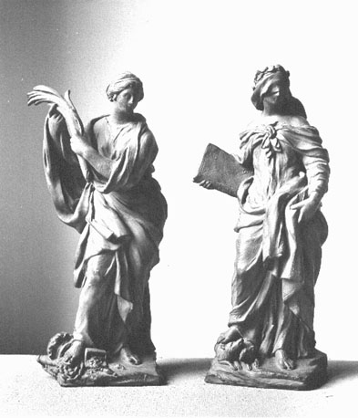 Vrouwenfiguren, een met een twijg, de ander geblinddoekt em met een boek: personificaties van Nederigheid (links) en Geloof (rechts)