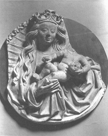 Madonna, gekroonde Maria met Christuskind op haar linkerarm (aureool op achtergrond)